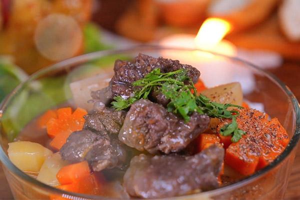 bò sốt vang dùng nóng với bánh mì, cơm trắng hay phở đều rất ngon