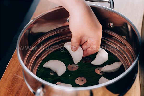 Hấp khoảng 10 phút là bánh sẽ chín