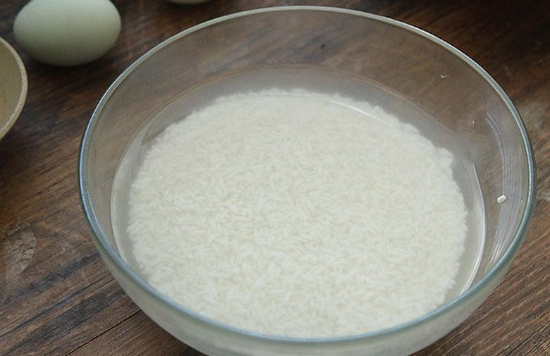 Cách nấu chè đậu trắng cốt dừa: Ngâm gạo nếp