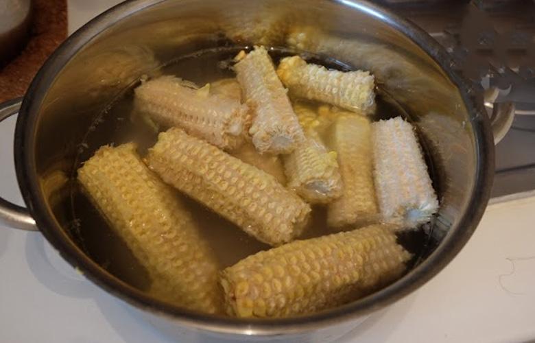 Cách nấu chè hạt sen với ngô: Nấu chè
