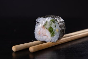 Đơn giản với cách làm sushi cuộn đẹp mắt, đầy dinh dưỡng [4 người]
