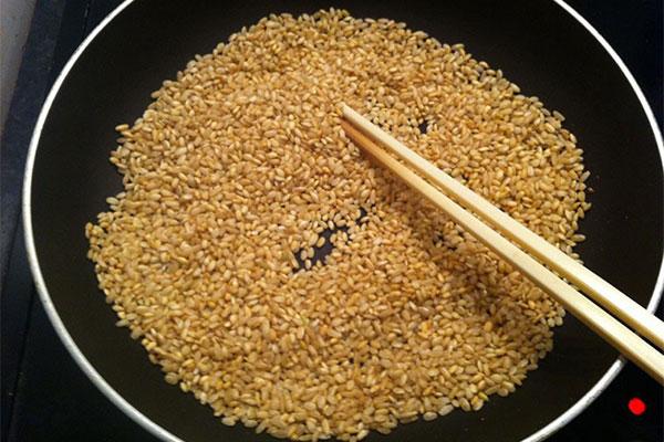 rang gạo khô để nấu cơm dẻo mềm