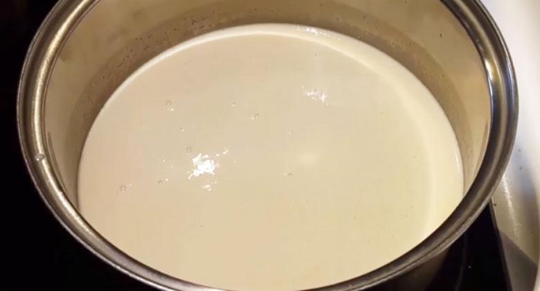 Cách làm kem đậu đỏ sữa dừa: Nấu sữa dừa