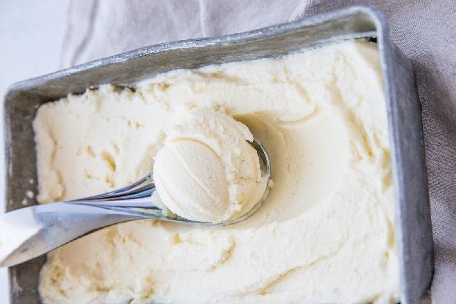 Kết hợp một số nguyên liệu giúp giữ độ mềm mịn của kem trong tủ đông để bán ngon nhất.