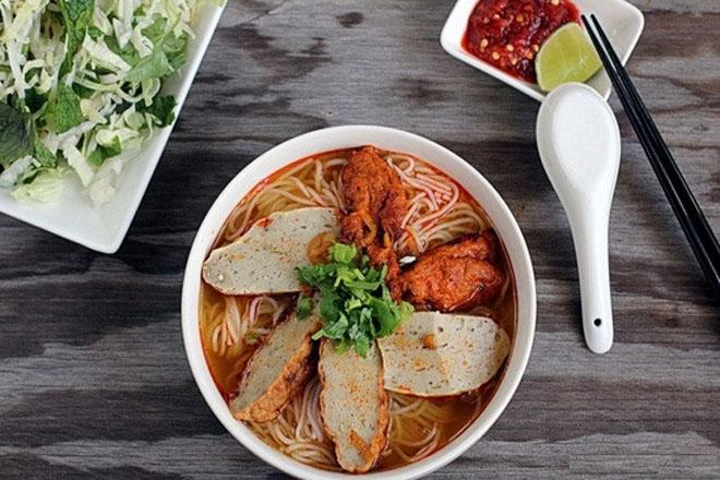 Ăn kèm tương ớt xào với bún chả cá để tăng hương vị đậm đà